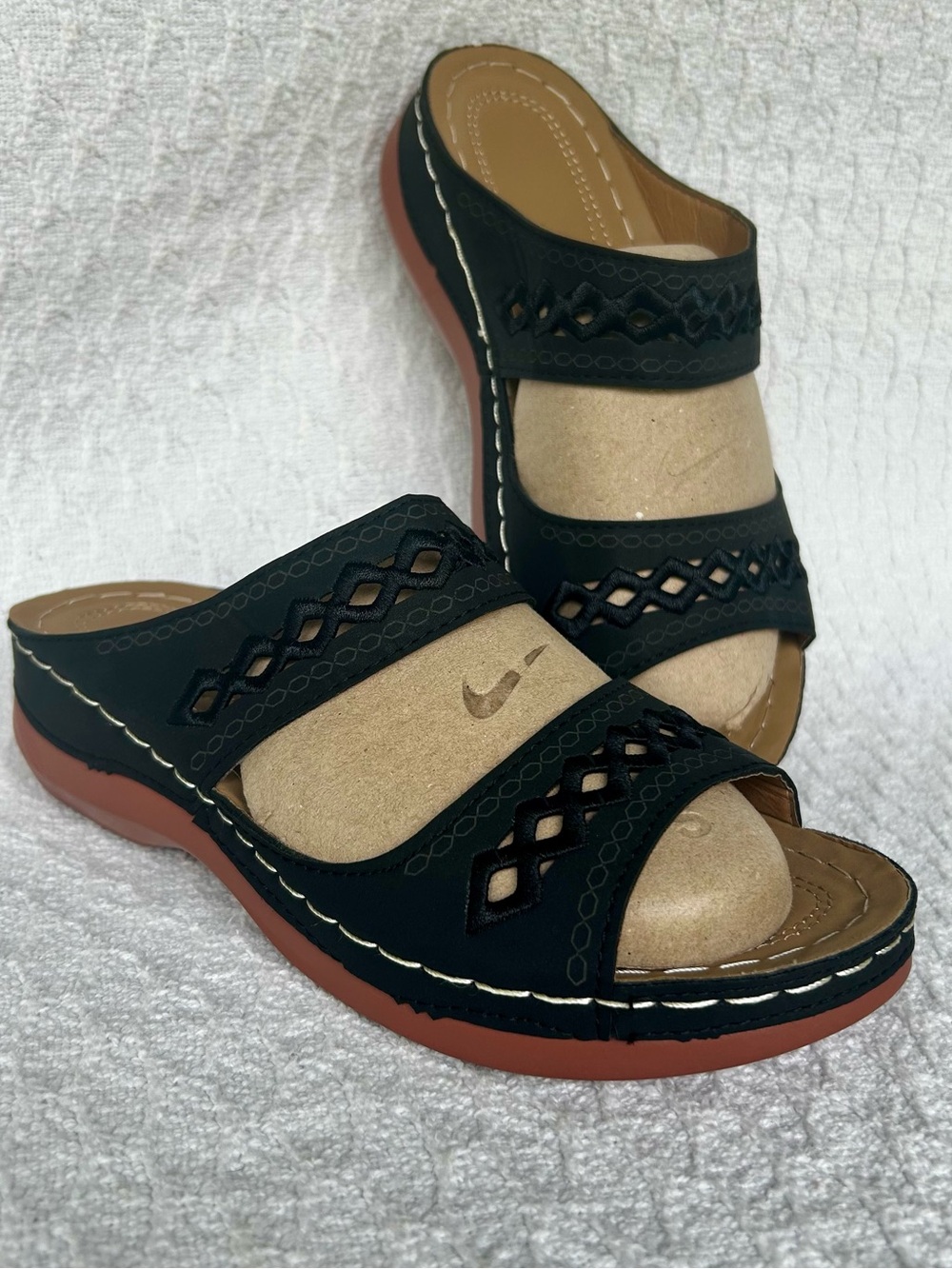 Lightweight easy wear slip on sandals black size 7